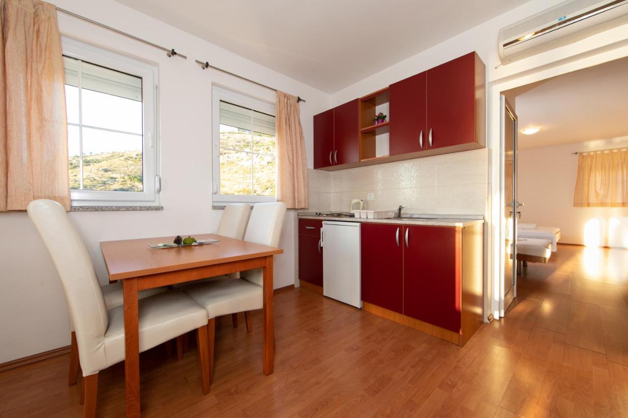 Apartments Simovic Tučepi Eksteriør bilde