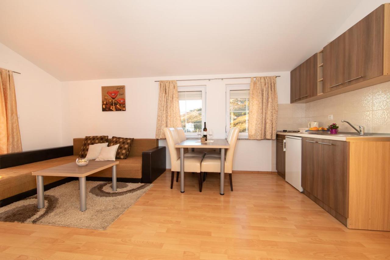 Apartments Simovic Tučepi Eksteriør bilde