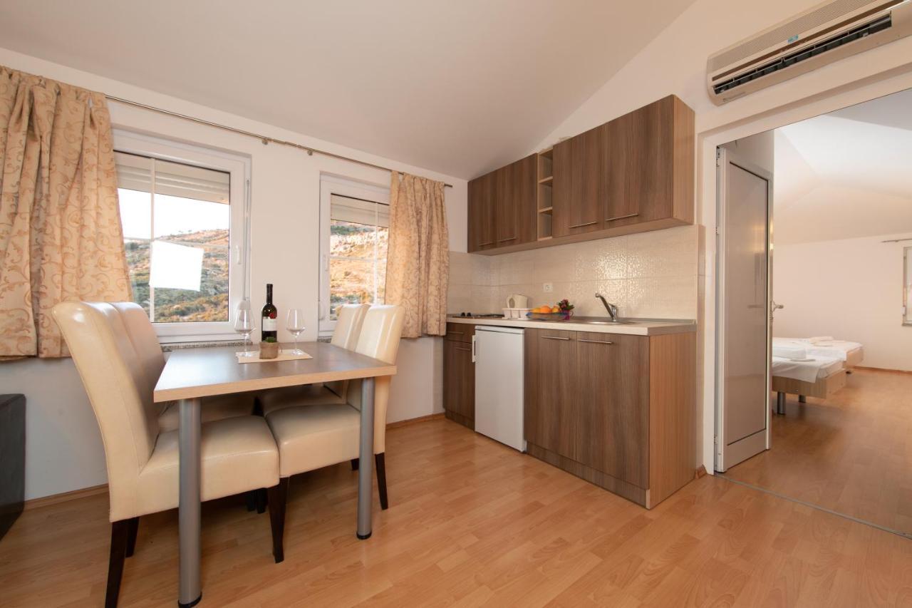 Apartments Simovic Tučepi Eksteriør bilde