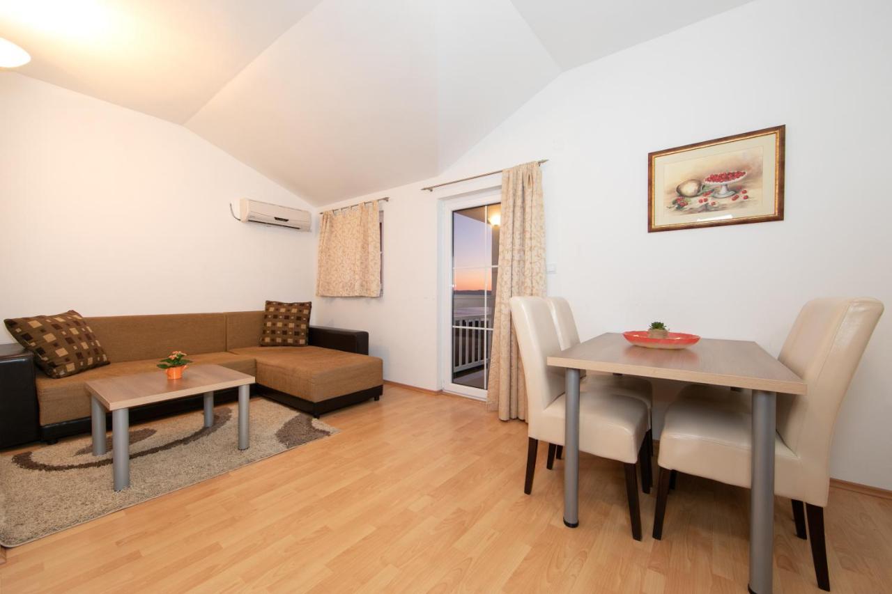 Apartments Simovic Tučepi Eksteriør bilde